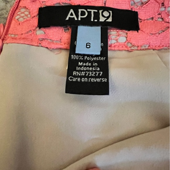 Coral lace pencil skirt with small back slit.  Nude underlay. Apt9. Size 6. - Picture 4 of 5